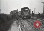 Standbild US Army motor convoy Fahrzeuge verlangsamt in Schlamm Nebraska USA, 1919, aus Sekunde 29 historischem Filmmaterial Videoclip 65675025549