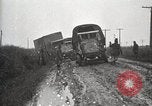 Standbild US Army motor convoy Fahrzeuge verlangsamt in Schlamm Nebraska USA, 1919, aus Sekunde 30 historischem Filmmaterial Videoclip 65675025549