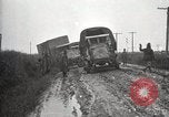 Standbild US Army motor convoy Fahrzeuge verlangsamt in Schlamm Nebraska USA, 1919, aus Sekunde 31 historischem Filmmaterial Videoclip 65675025549