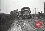 Standbild US Army motor convoy Fahrzeuge verlangsamt in Schlamm Nebraska USA, 1919, aus Sekunde 32 historischem Filmmaterial Videoclip 65675025549