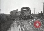 Standbild US Army motor convoy Fahrzeuge verlangsamt in Schlamm Nebraska USA, 1919, aus Sekunde 33 historischem Filmmaterial Videoclip 65675025549