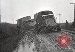 Standbild US Army motor convoy Fahrzeuge verlangsamt in Schlamm Nebraska USA, 1919, aus Sekunde 34 historischem Filmmaterial Videoclip 65675025549