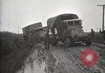 Standbild US Army motor convoy Fahrzeuge verlangsamt in Schlamm Nebraska USA, 1919, aus Sekunde 35 historischem Filmmaterial Videoclip 65675025549