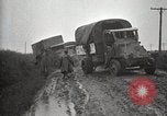 Standbild US Army motor convoy Fahrzeuge verlangsamt in Schlamm Nebraska USA, 1919, aus Sekunde 36 historischem Filmmaterial Videoclip 65675025549