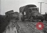 Standbild US Army motor convoy Fahrzeuge verlangsamt in Schlamm Nebraska USA, 1919, aus Sekunde 37 historischem Filmmaterial Videoclip 65675025549