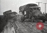 Standbild US Army motor convoy Fahrzeuge verlangsamt in Schlamm Nebraska USA, 1919, aus Sekunde 38 historischem Filmmaterial Videoclip 65675025549