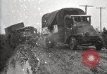 Standbild US Army motor convoy Fahrzeuge verlangsamt in Schlamm Nebraska USA, 1919, aus Sekunde 39 historischem Filmmaterial Videoclip 65675025549