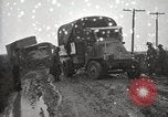 Standbild US Army motor convoy Fahrzeuge verlangsamt in Schlamm Nebraska USA, 1919, aus Sekunde 41 historischem Filmmaterial Videoclip 65675025549