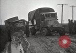 Standbild US Army motor convoy Fahrzeuge verlangsamt in Schlamm Nebraska USA, 1919, aus Sekunde 42 historischem Filmmaterial Videoclip 65675025549