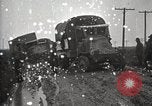 Standbild US Army motor convoy Fahrzeuge verlangsamt in Schlamm Nebraska USA, 1919, aus Sekunde 43 historischem Filmmaterial Videoclip 65675025549