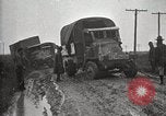 Standbild US Army motor convoy Fahrzeuge verlangsamt in Schlamm Nebraska USA, 1919, aus Sekunde 44 historischem Filmmaterial Videoclip 65675025549