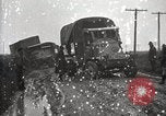 Standbild US Army motor convoy Fahrzeuge verlangsamt in Schlamm Nebraska USA, 1919, aus Sekunde 45 historischem Filmmaterial Videoclip 65675025549
