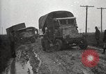 Standbild US Army motor convoy Fahrzeuge verlangsamt in Schlamm Nebraska USA, 1919, aus Sekunde 46 historischem Filmmaterial Videoclip 65675025549