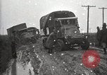 Standbild US Army motor convoy Fahrzeuge verlangsamt in Schlamm Nebraska USA, 1919, aus Sekunde 47 historischem Filmmaterial Videoclip 65675025549
