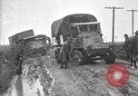 Standbild US Army motor convoy Fahrzeuge verlangsamt in Schlamm Nebraska USA, 1919, aus Sekunde 48 historischem Filmmaterial Videoclip 65675025549