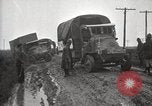 Standbild US Army motor convoy Fahrzeuge verlangsamt in Schlamm Nebraska USA, 1919, aus Sekunde 49 historischem Filmmaterial Videoclip 65675025549