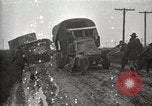 Standbild US Army motor convoy Fahrzeuge verlangsamt in Schlamm Nebraska USA, 1919, aus Sekunde 50 historischem Filmmaterial Videoclip 65675025549