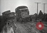 Standbild US Army motor convoy Fahrzeuge verlangsamt in Schlamm Nebraska USA, 1919, aus Sekunde 51 historischem Filmmaterial Videoclip 65675025549