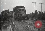 Standbild US Army motor convoy Fahrzeuge verlangsamt in Schlamm Nebraska USA, 1919, aus Sekunde 52 historischem Filmmaterial Videoclip 65675025549