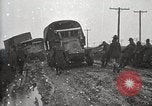 Standbild US Army motor convoy Fahrzeuge verlangsamt in Schlamm Nebraska USA, 1919, aus Sekunde 53 historischem Filmmaterial Videoclip 65675025549