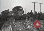 Standbild US Army motor convoy Fahrzeuge verlangsamt in Schlamm Nebraska USA, 1919, aus Sekunde 54 historischem Filmmaterial Videoclip 65675025549