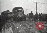 Standbild US Army motor convoy Fahrzeuge verlangsamt in Schlamm Nebraska USA, 1919, aus Sekunde 55 historischem Filmmaterial Videoclip 65675025549