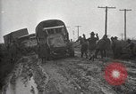 Standbild US Army motor convoy Fahrzeuge verlangsamt in Schlamm Nebraska USA, 1919, aus Sekunde 56 historischem Filmmaterial Videoclip 65675025549