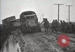 Standbild US Army motor convoy Fahrzeuge verlangsamt in Schlamm Nebraska USA, 1919, aus Sekunde 57 historischem Filmmaterial Videoclip 65675025549