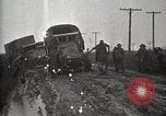 Standbild US Army motor convoy Fahrzeuge verlangsamt in Schlamm Nebraska USA, 1919, aus Sekunde 58 historischem Filmmaterial Videoclip 65675025549