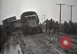 Standbild US Army motor convoy Fahrzeuge verlangsamt in Schlamm Nebraska USA, 1919, aus Sekunde 59 historischem Filmmaterial Videoclip 65675025549