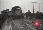 Standbild US Army motor convoy Fahrzeuge verlangsamt in Schlamm Nebraska USA, 1919, aus Sekunde 60 historischem Filmmaterial Videoclip 65675025549