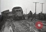 Standbild US Army motor convoy Fahrzeuge verlangsamt in Schlamm Nebraska USA, 1919, aus Sekunde 61 historischem Filmmaterial Videoclip 65675025549