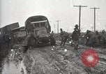Standbild US Army motor convoy Fahrzeuge verlangsamt in Schlamm Nebraska USA, 1919, aus Sekunde 62 historischem Filmmaterial Videoclip 65675025549