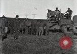 Image Armée utilise Holt tracteur pour tirer les chariots à partir de la boue North Platte Nebraska USA, 1919, de la seconde 3 séquences d'archives historiques vidéo 65675025550