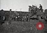 Image Armée utilise Holt tracteur pour tirer les chariots à partir de la boue North Platte Nebraska USA, 1919, de la seconde 4 séquences d'archives historiques vidéo 65675025550