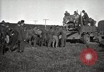 Image Armée utilise Holt tracteur pour tirer les chariots à partir de la boue North Platte Nebraska USA, 1919, de la seconde 6 séquences d'archives historiques vidéo 65675025550