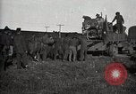 Image Armée utilise Holt tracteur pour tirer les chariots à partir de la boue North Platte Nebraska USA, 1919, de la seconde 9 séquences d'archives historiques vidéo 65675025550