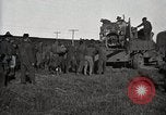 Image Armée utilise Holt tracteur pour tirer les chariots à partir de la boue North Platte Nebraska USA, 1919, de la seconde 10 séquences d'archives historiques vidéo 65675025550