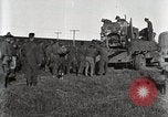 Image Armée utilise Holt tracteur pour tirer les chariots à partir de la boue North Platte Nebraska USA, 1919, de la seconde 11 séquences d'archives historiques vidéo 65675025550