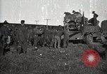 Image Armée utilise Holt tracteur pour tirer les chariots à partir de la boue North Platte Nebraska USA, 1919, de la seconde 12 séquences d'archives historiques vidéo 65675025550