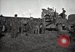 Image Armée utilise Holt tracteur pour tirer les chariots à partir de la boue North Platte Nebraska USA, 1919, de la seconde 13 séquences d'archives historiques vidéo 65675025550
