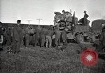 Image Armée utilise Holt tracteur pour tirer les chariots à partir de la boue North Platte Nebraska USA, 1919, de la seconde 14 séquences d'archives historiques vidéo 65675025550