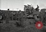 Image Armée utilise Holt tracteur pour tirer les chariots à partir de la boue North Platte Nebraska USA, 1919, de la seconde 15 séquences d'archives historiques vidéo 65675025550