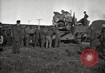 Image Armée utilise Holt tracteur pour tirer les chariots à partir de la boue North Platte Nebraska USA, 1919, de la seconde 16 séquences d'archives historiques vidéo 65675025550