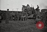 Image Armée utilise Holt tracteur pour tirer les chariots à partir de la boue North Platte Nebraska USA, 1919, de la seconde 17 séquences d'archives historiques vidéo 65675025550