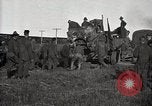 Image Armée utilise Holt tracteur pour tirer les chariots à partir de la boue North Platte Nebraska USA, 1919, de la seconde 18 séquences d'archives historiques vidéo 65675025550
