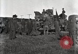 Image Armée utilise Holt tracteur pour tirer les chariots à partir de la boue North Platte Nebraska USA, 1919, de la seconde 19 séquences d'archives historiques vidéo 65675025550