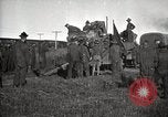 Image Armée utilise Holt tracteur pour tirer les chariots à partir de la boue North Platte Nebraska USA, 1919, de la seconde 21 séquences d'archives historiques vidéo 65675025550