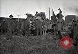 Image Armée utilise Holt tracteur pour tirer les chariots à partir de la boue North Platte Nebraska USA, 1919, de la seconde 24 séquences d'archives historiques vidéo 65675025550