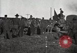 Image Armée utilise Holt tracteur pour tirer les chariots à partir de la boue North Platte Nebraska USA, 1919, de la seconde 26 séquences d'archives historiques vidéo 65675025550